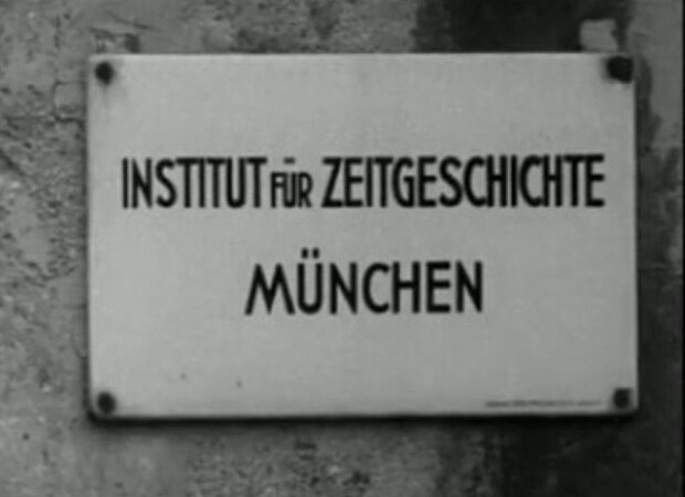 Schild mit Aufschrift "Institut für Zeitgeschichte"